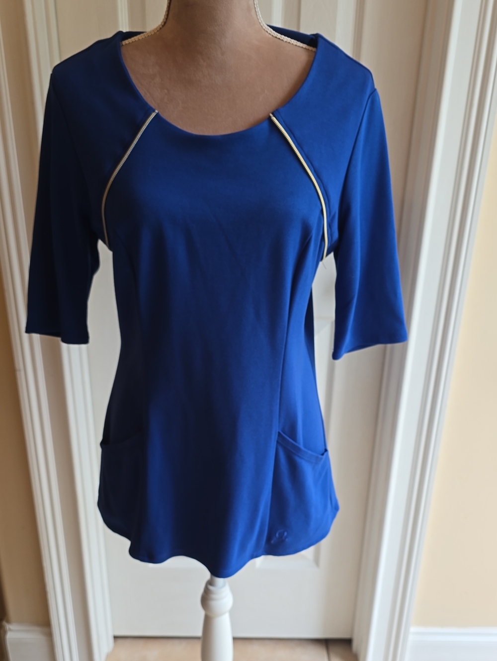 NWOT Jaanuu Royal Blue Scoop Neck Scrub Top with Gold Trim Size Medium